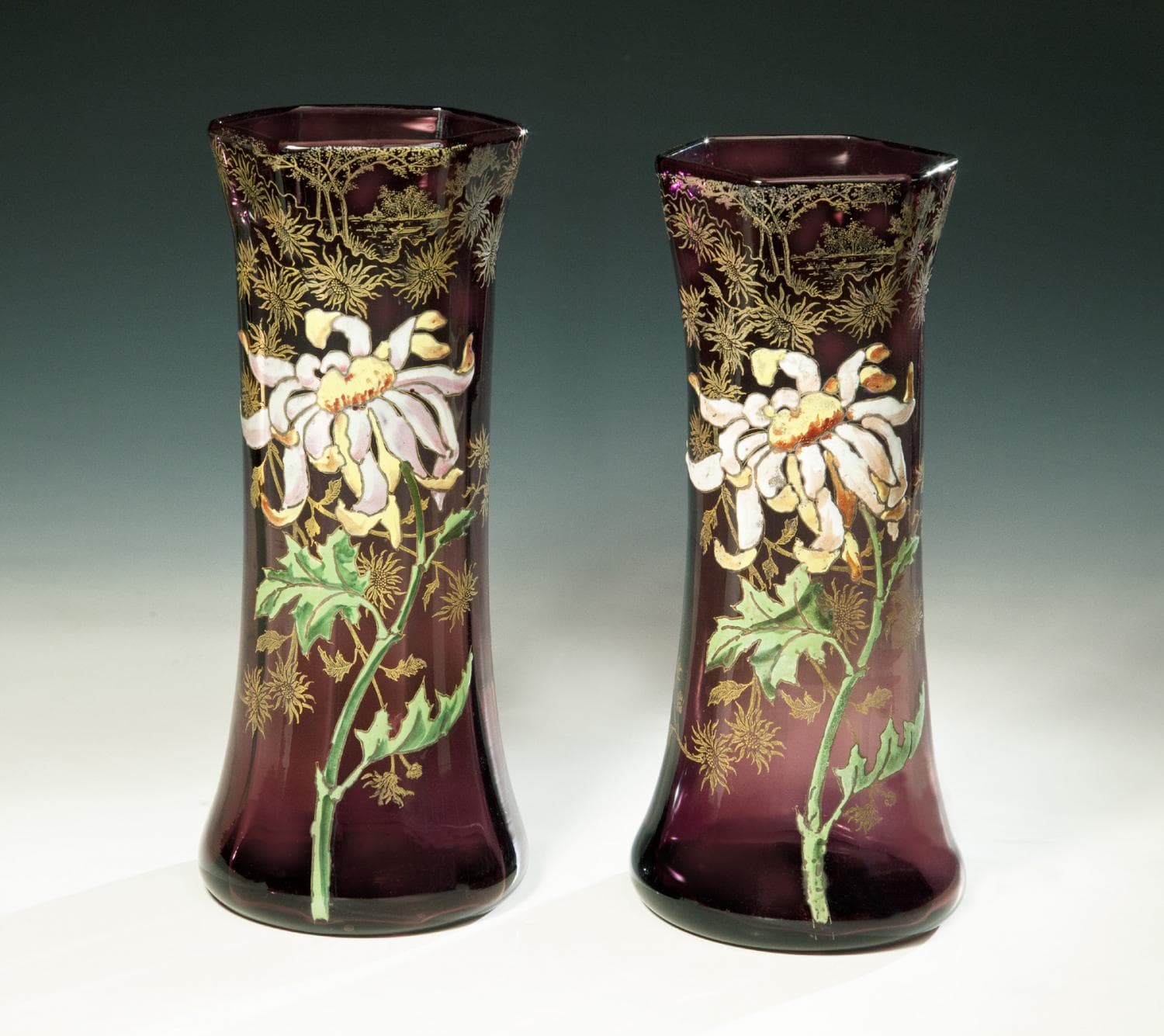 Вазы парные с шестигранным верхним краем  декорированы изображением крупного цветка хризантем - Cтекло