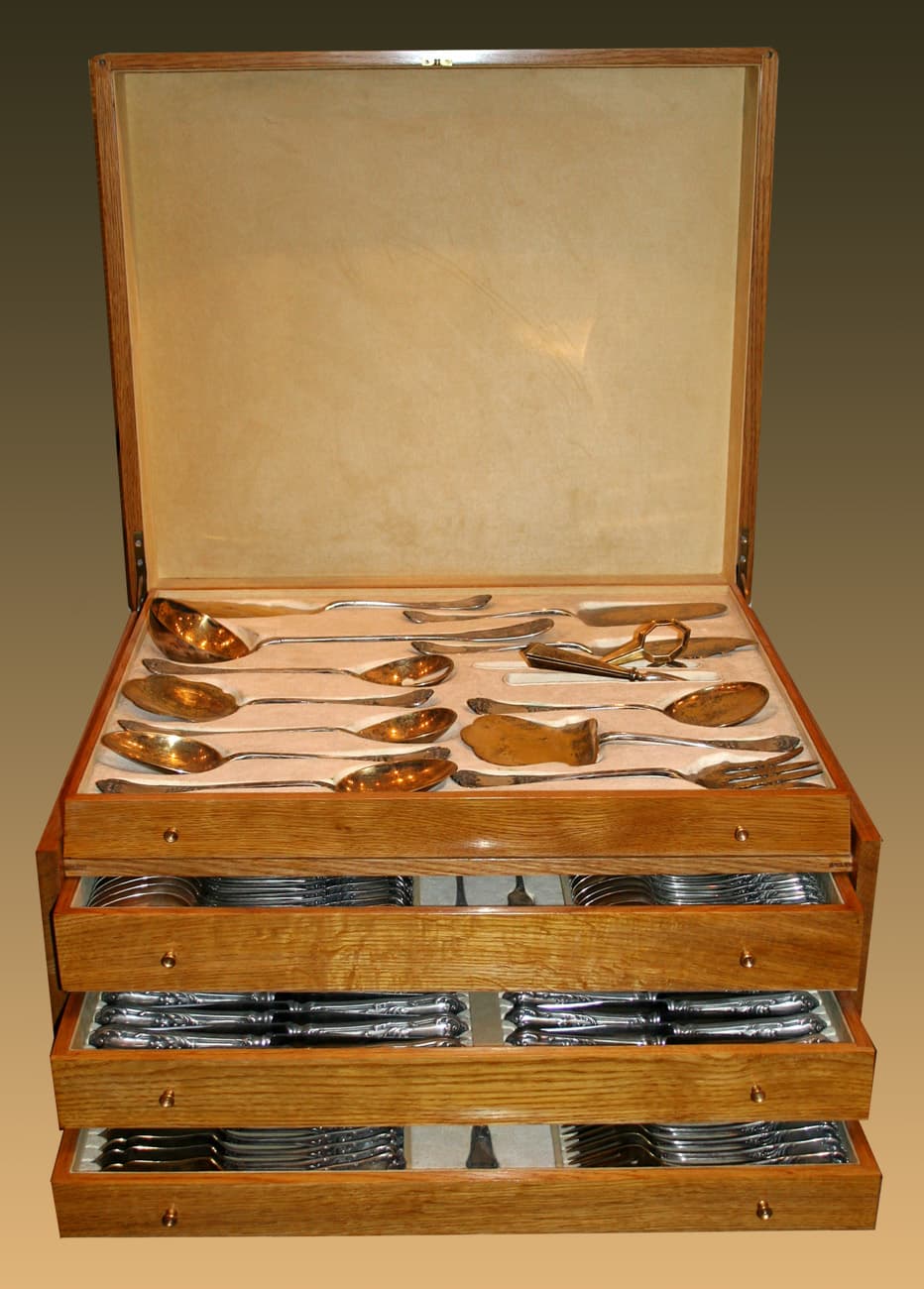 Набор столового серебра на 12 персон в подносной деревянной коробке - Антикварное серебро