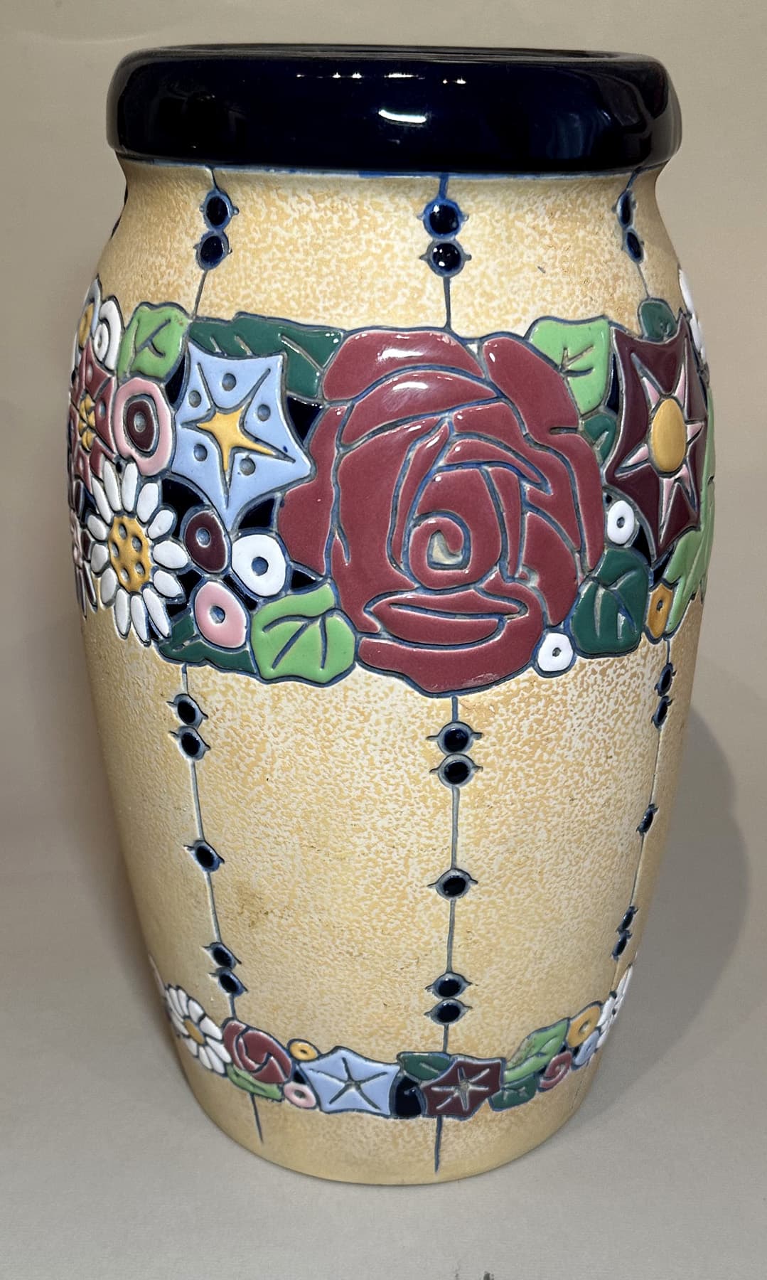 Ваза с цветочным орнаментом, автор Фабрика "Амфора". Чехословакия, Антикварный фарфор