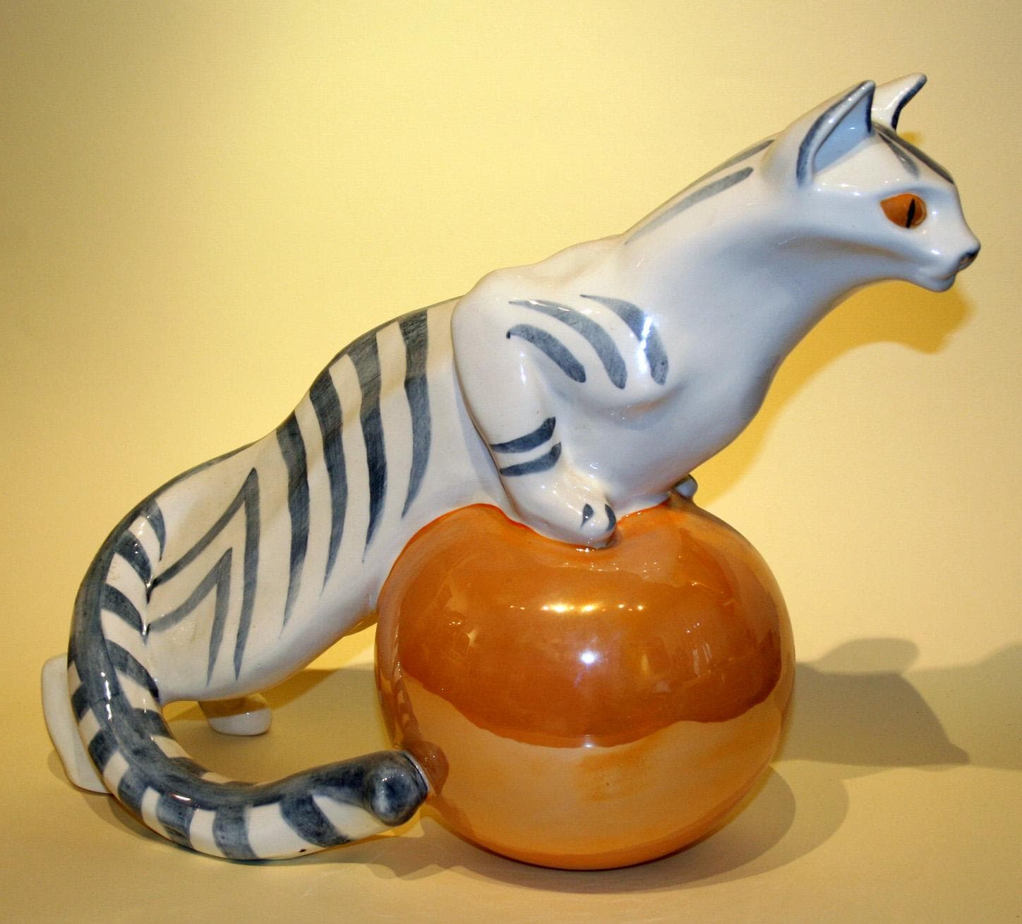 "Кошка на шаре" - Антикварный фарфор