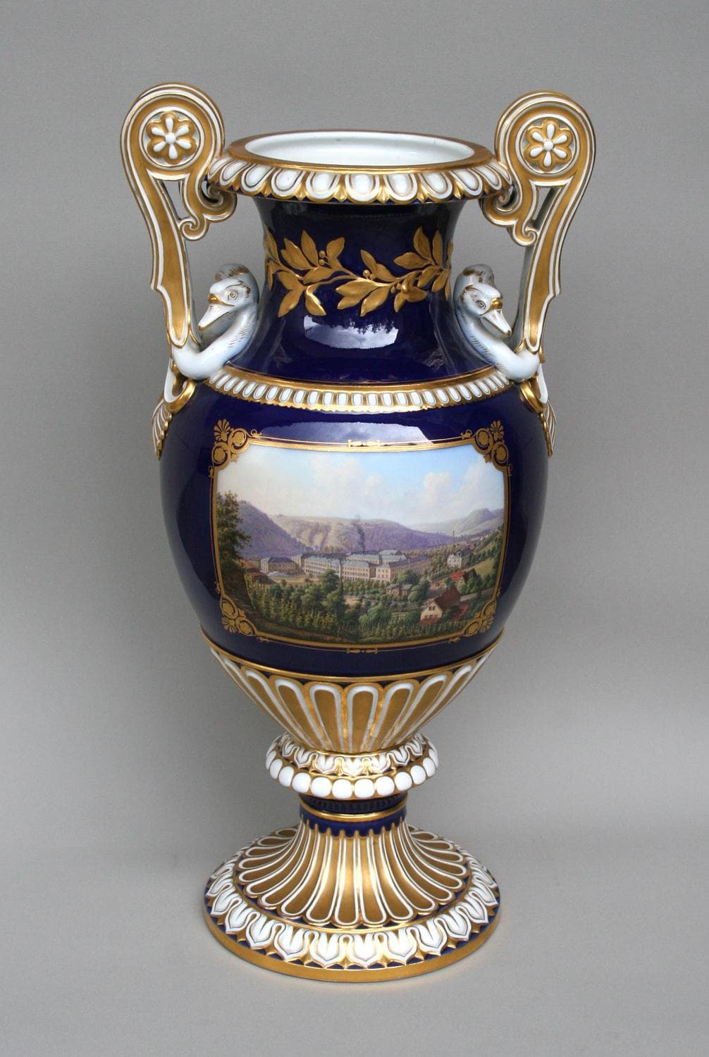 Декоративная ваза с изображением  Мейсенской фарфоровой мануфактуры. - Антикварный фарфор