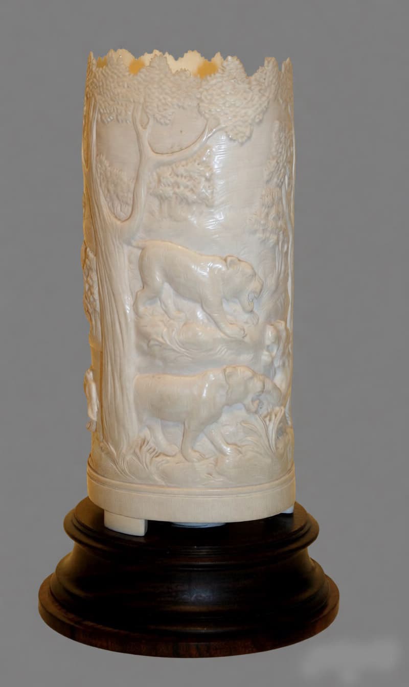 Костяная настольная лампа с изображением тигров и слонов., автор Китай, Осветительные приборы — миниатюра 1