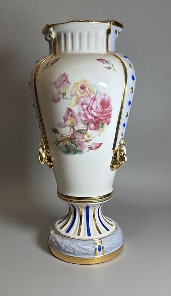 Ваза для цветов в стиле модерн с медальоном в виде женского портрета и цветочной росписью., автор Западная Европа, Антикварный фарфор — миниатюра 2